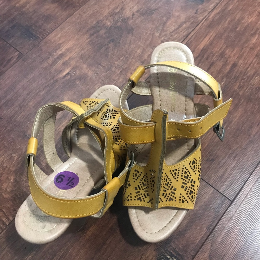Shoes - Picture 2 of 8